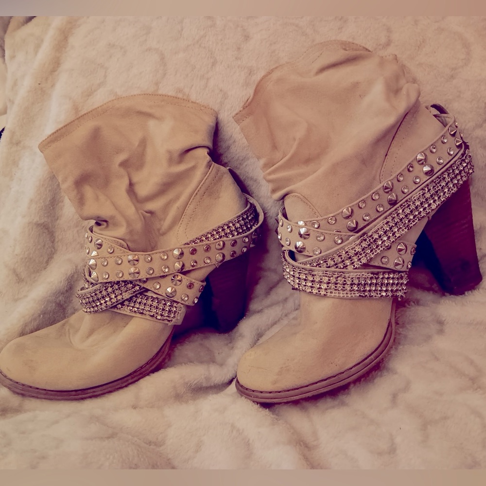 Woman’s heeled booties size 10